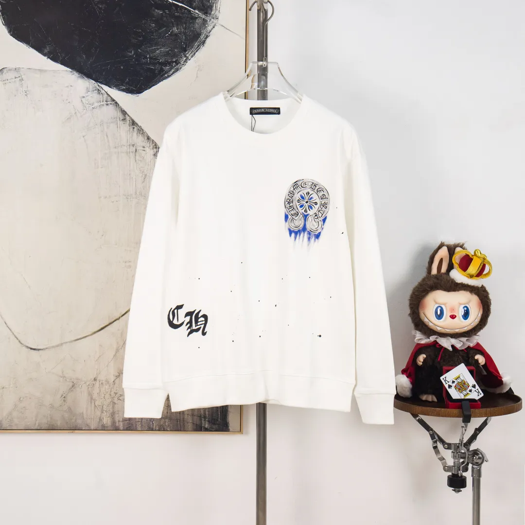P280 zp version [exclusive supply] Chrome Hearts/Cro Heart 2025Fw new autumn and winter 420g pullover round neck long-sleeved sweatshirt CH horseshoe print Sanskrit graffiti letter logo embossing process same style for men and women brand classic pure cotton fabric official synchronization high version high quality fashion personality versatile trend pure original quality original fabric hangtag collar label washed wheat three labels complete Color: black white Size: XS S M L No.: YK10716